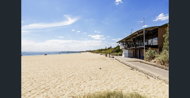 STUNNIG EXECUTIVE TOWNHOUSE IN A PREMIER LOCATION - Photo 1