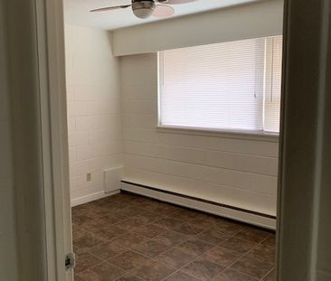 1 BDRM/1 BATH - 1909 7TH ST E - Available FEB 1 - Photo 3