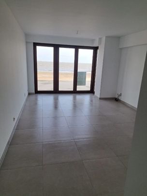 Ongemeubelde gerenoveerde studio met frontaal zeezicht op de dijk van Blankenberge - Photo 1