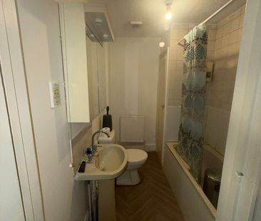 4 Bed Terraced House, Northumberland Road, SO14 - Photo 3