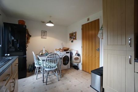 3 bedroom end of terrace house to rent - Photo 2