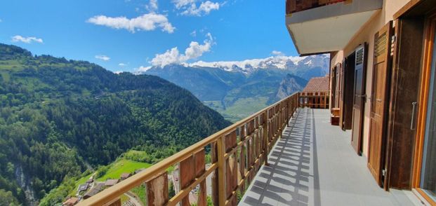 4.5 renovated rooms with balcony, parking space and valley view - Photo 1