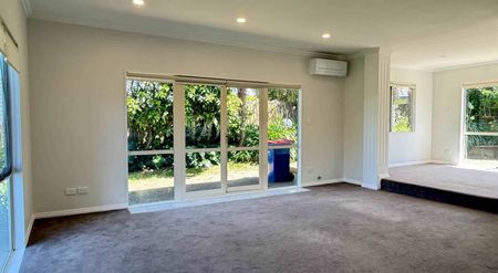 Spacious & Sunny Family Home in a Quiet Cul-de-Sac - Photo 2