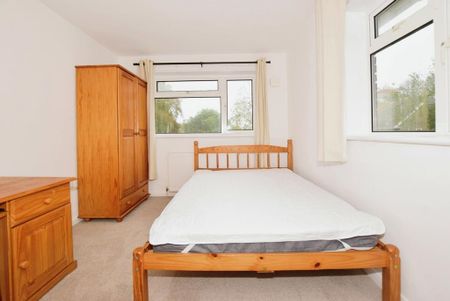 1 bedroom in a flat share to rent - Photo 2