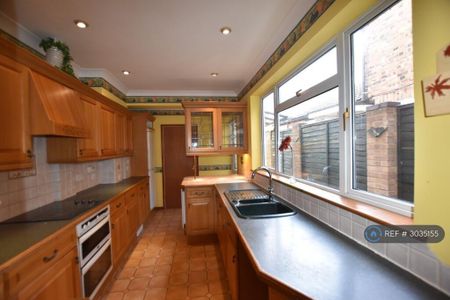 3 bedroom terraced house to rent - Photo 4