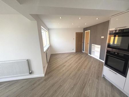 4 bedroom detached house to rent - Photo 2