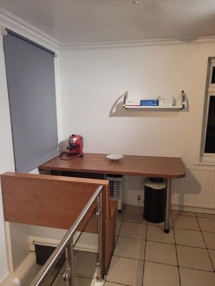 Room in a Shared Flat, Garratt Lane, SW17 - Photo 1
