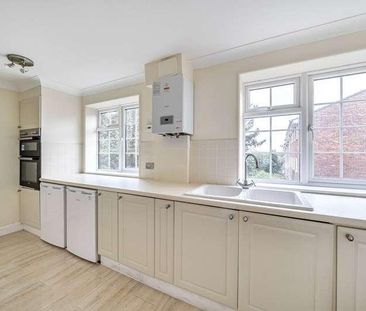 Langley Walk, Woking, Surrey, GU22 - Photo 4