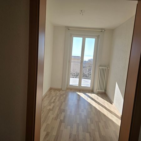 Joli appartement de 3 pièces au 1er étage avec balcon et vue sur le lac - Photo 2