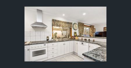 Beautifully Maintained Home with Double Garage & Entertaining Area - Photo 3