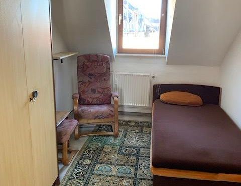 Kleine möblierte Wohnung, nur an Pendler/Wochenendheimfahrer - Photo 1