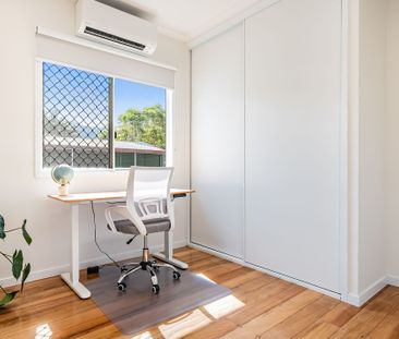 Charming furnished home with 6-month lease - Photo 1