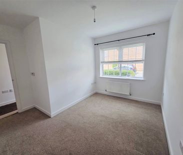 Runnymede Drive, Odiham, Hook, Hampshire, RG29 - Photo 5