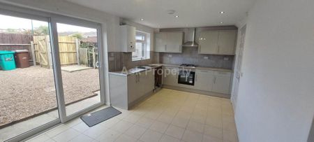 3 bedroom semi-detached house to rent - Photo 2