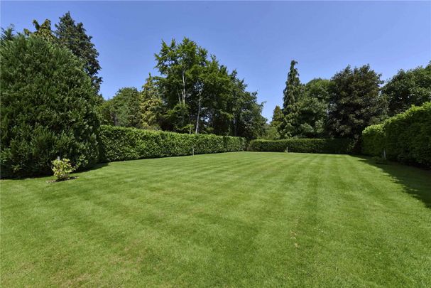 A wonderful 5 bedroom family home in the heart of the prestigious Oxshott Way Estate - Photo 1