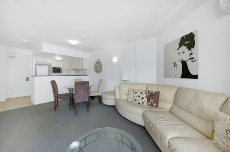 Furnished, pool, gym and an unbeatable location! - Photo 2