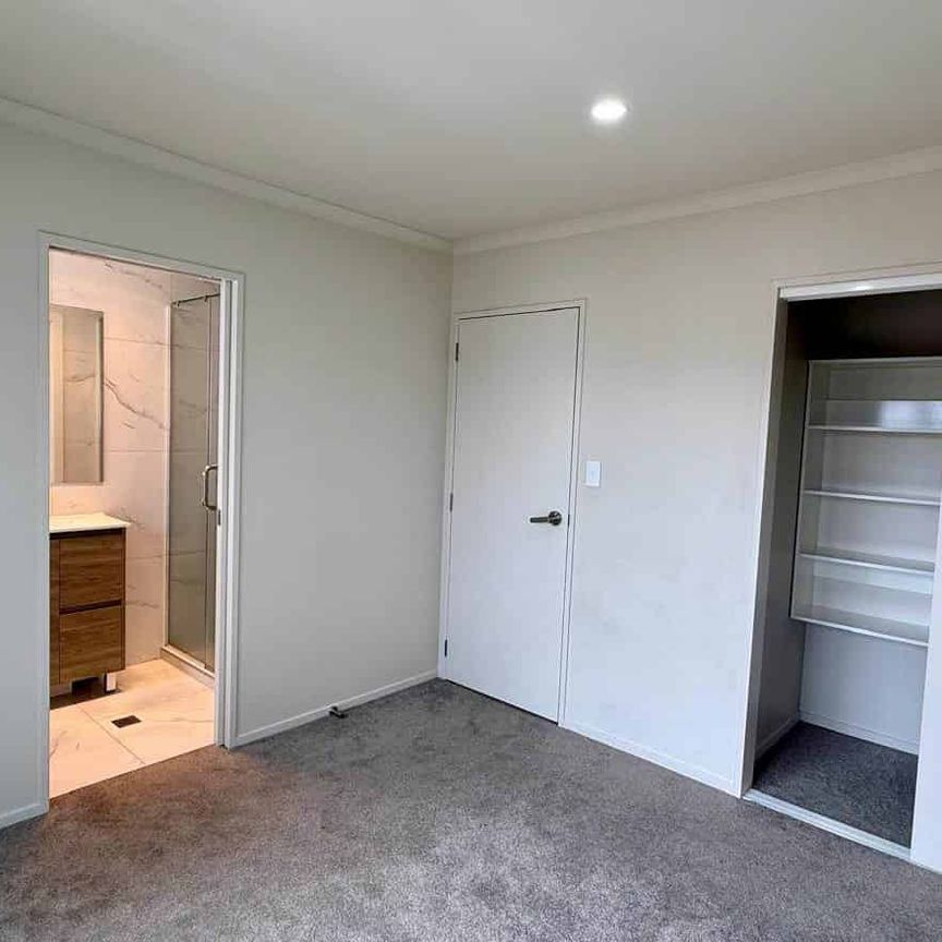 Modern and Convenient Three Bedroom Home! - Photo 1