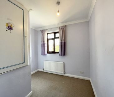 Thorntons Farm Avenue RM7 0TU, Romford - Photo 2