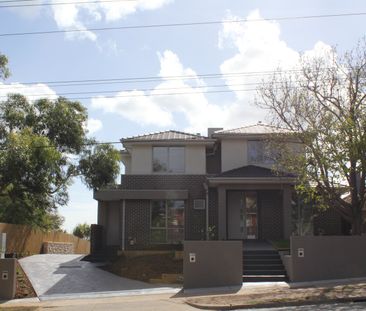 3 Bedroom Stylish Townhouse - Photo 5