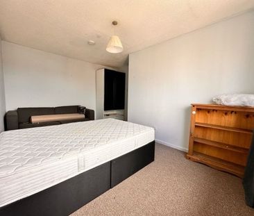 Churchill Avenue, Kenilworth, CV8 - Photo 1