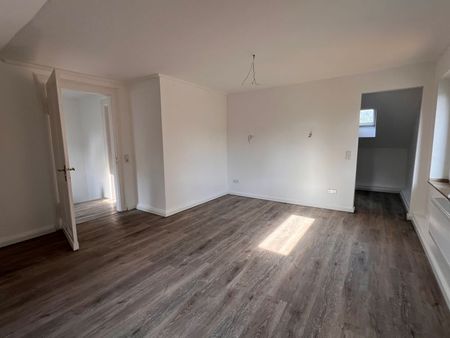 Komplett renovierte, wunderschöne 2,5-Zimmer-Altbauwohnung mit 2 Balkonen und Garten in Citynähe - Photo 2
