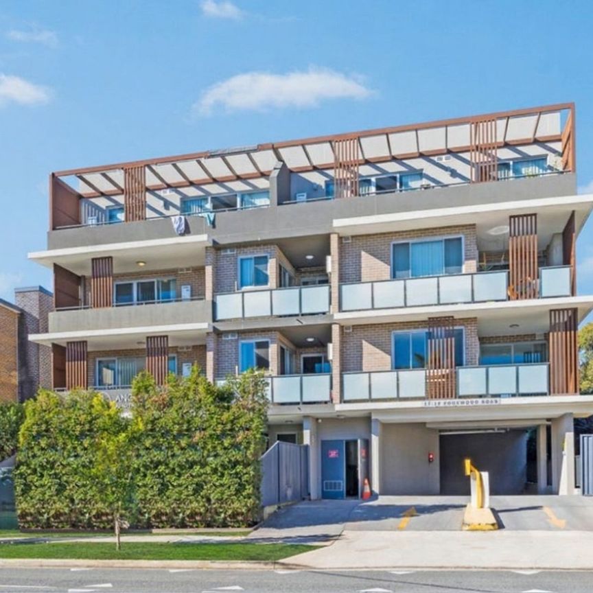 Spacious Modern 2 Bedroom Unit in a Great Location - Photo 1