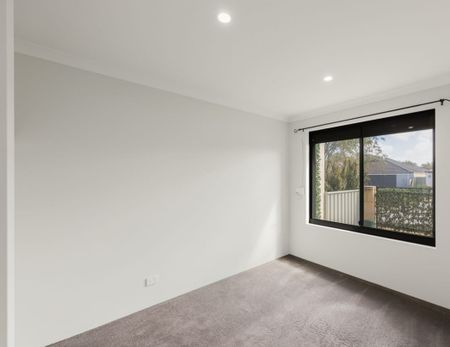 Perfect Family House in Quiet Neighbourhood at the Heart of Kwinana! 15 Minutes Drive to Costco! - Photo 4