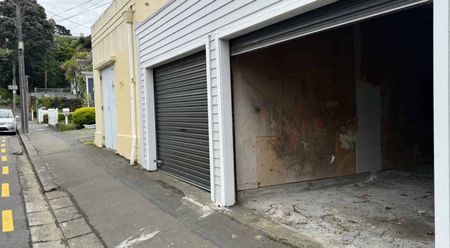 Good sized, dry lockable single garage - Photo 2