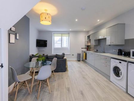 1 bedroom in a flat share to rent - Photo 2