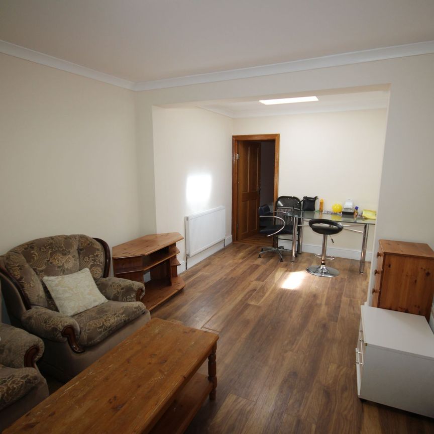 Berkeley Avenue, Hounslow, TW4 - Photo 1
