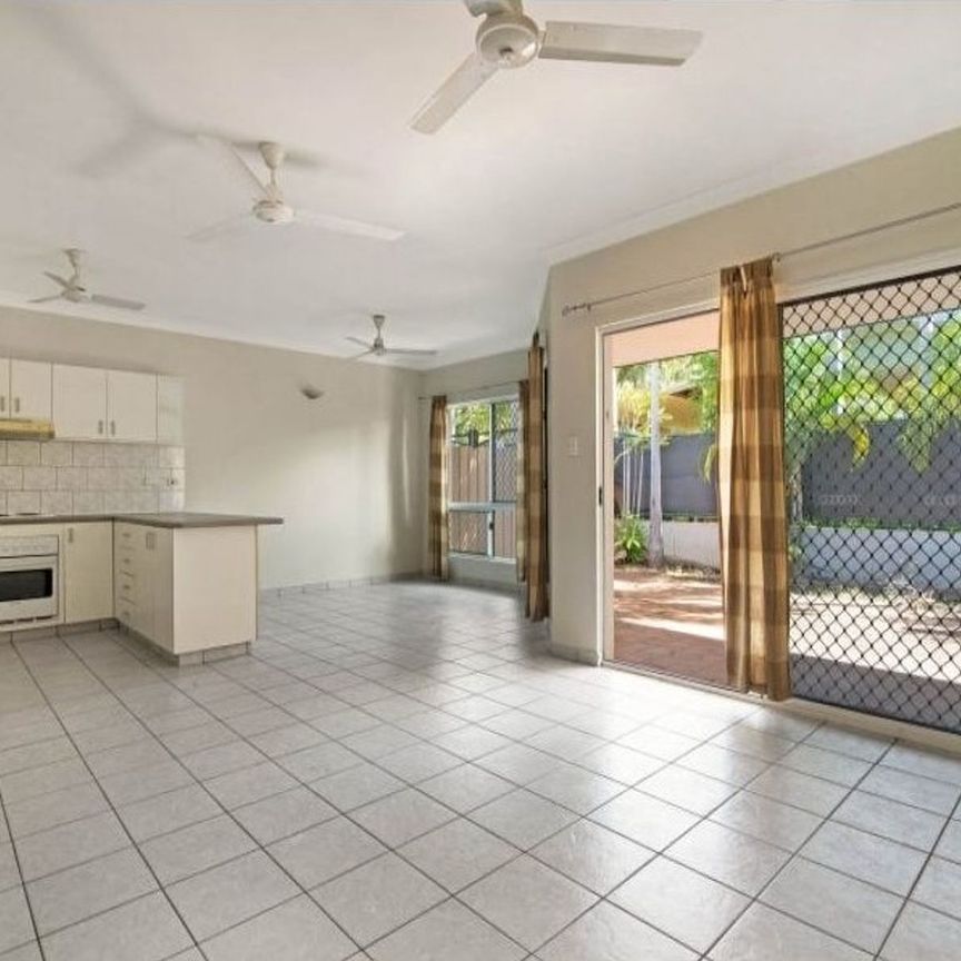 Ground level 2-bedroom unit with private courtyard - Photo 1