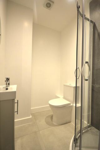 1 bedroom Flat To Let - Photo 3