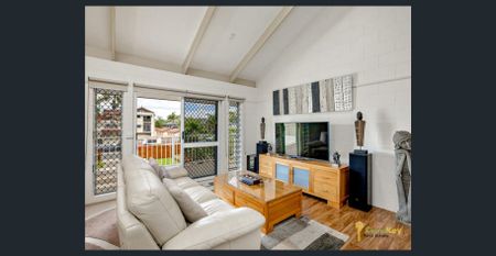 Beautifully Maintained Upstairs Unit In Outstanding Location!! - Photo 5