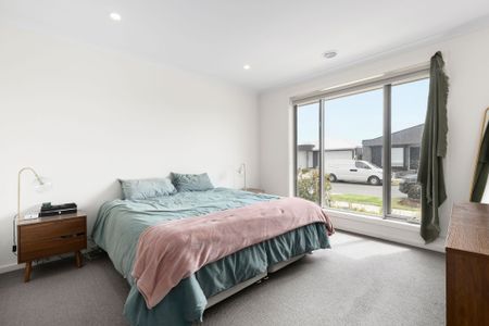 Entertaining, Spacious & Bright! - Photo 4