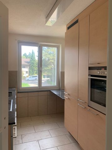 PER 01. Oktober 2026 WUNDERSCHÖNE ÄLTERE 3-ZIMMER-WOHNUNG IN ZOLLIKERBERG ZU VERMIETEN - Photo 2
