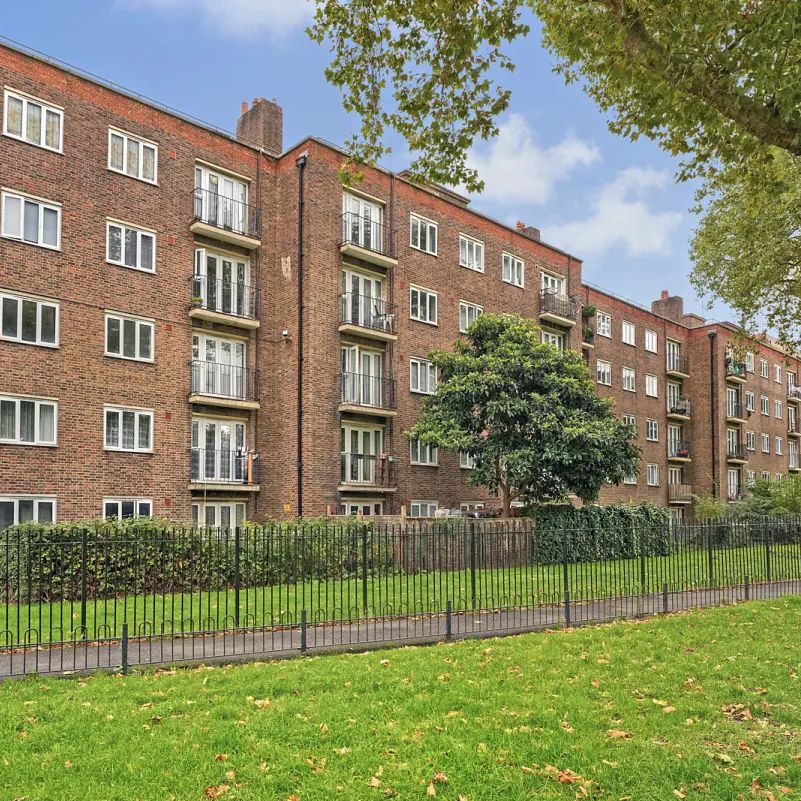 3 bedroom flat in Queensbridge Road - Photo 1