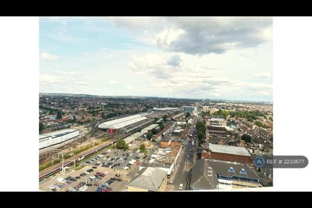 2 bedroom penthouse to rent - Photo 2