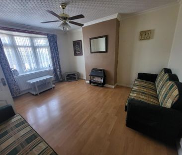 3 bedroom semi-detached house to rent - Photo 3