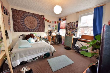 5 bedroom House in Ashville Grove, Leeds - Photo 5