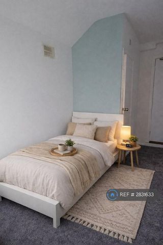 1 bedroom in a house share to rent - Photo 2