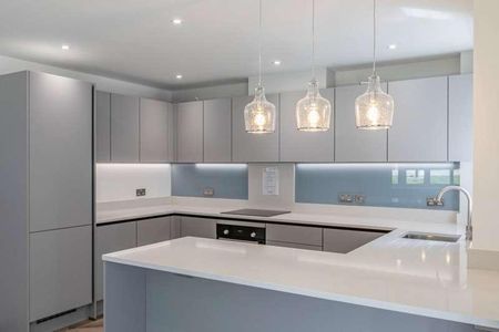 West Byfleet, Surrey, KT14 - Photo 4