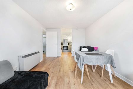 A nicely appointed one bed apartment situated on sixth floor of this conveniently located block located in the heart of Wapping. - Photo 3