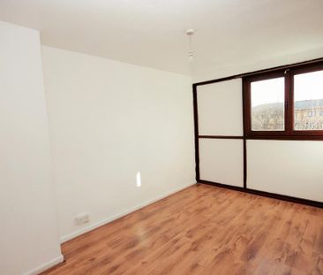 3 bedroom flat to rent - Photo 2