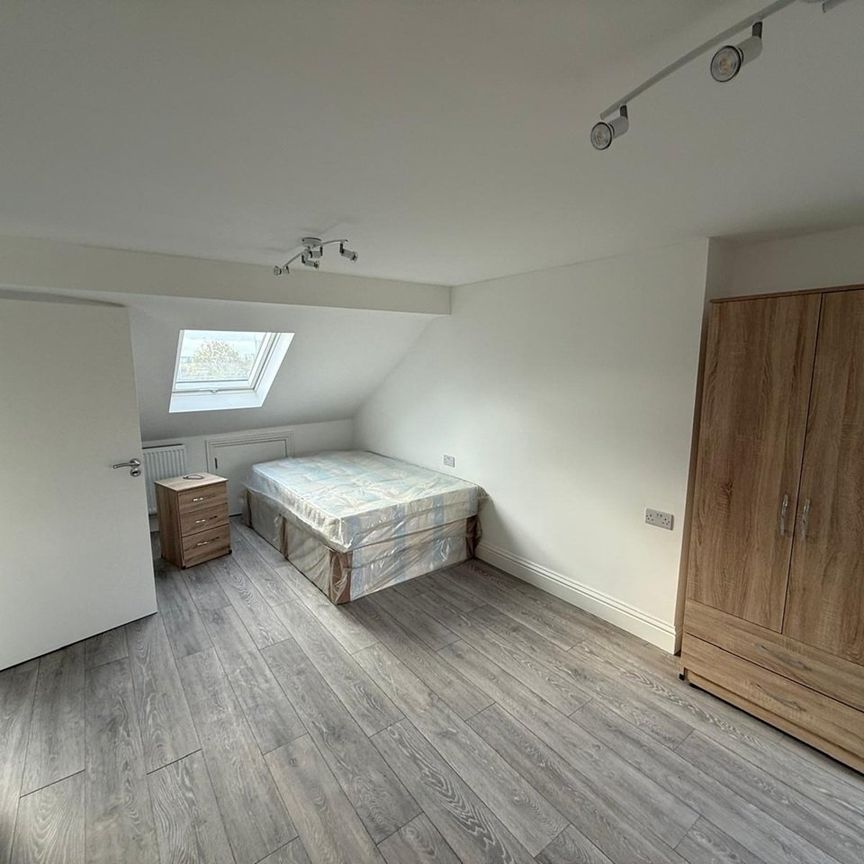 Studio Flat, Sellincourt Road, SW17 - Photo 1