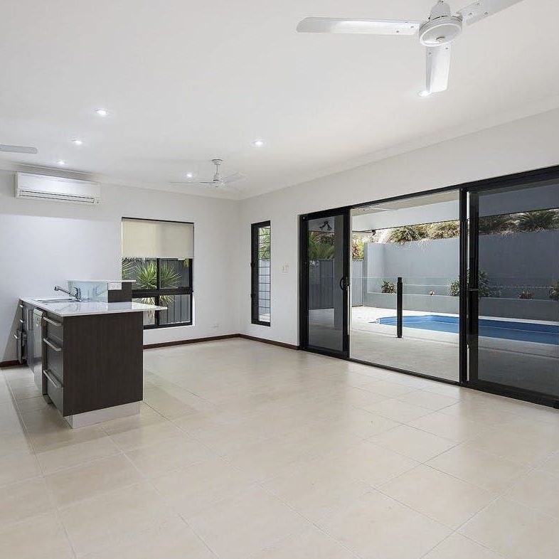 HOME + POOL + SOLAR POWER + TESLA BATTERY - Photo 1