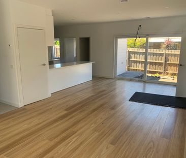 Modern, Low maintenance unit! - Photo 1