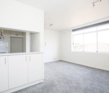 Live in the heart of Essendon - Photo 2