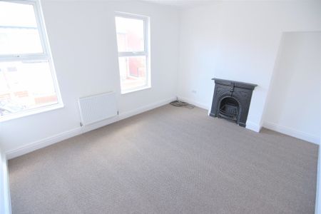 To Let 3 Bed Mid Terraced House - Photo 3