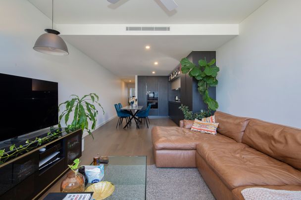 Ultra Modern 2 Bedroom Apartment in Prestigious Skye Residences - Photo 1