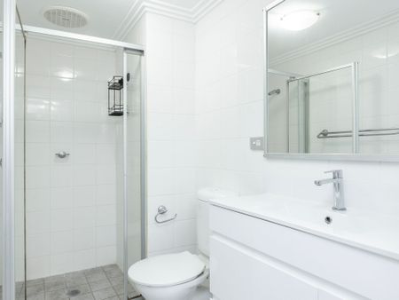 Chic executive living, convenient lifestyle setting - Photo 3